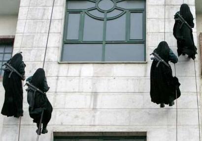 IranianPolice03-031105.jpg